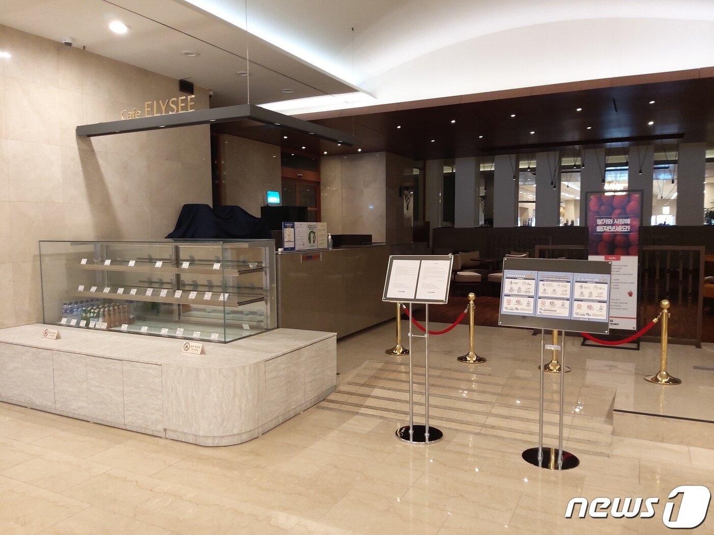 본문 이미지 - 8일 오전 서울 중구 프레지던트 호텔 내에 위치한 카페가 운영을 멈춘 모습.2020.02.08/뉴스1 ⓒ 뉴스1