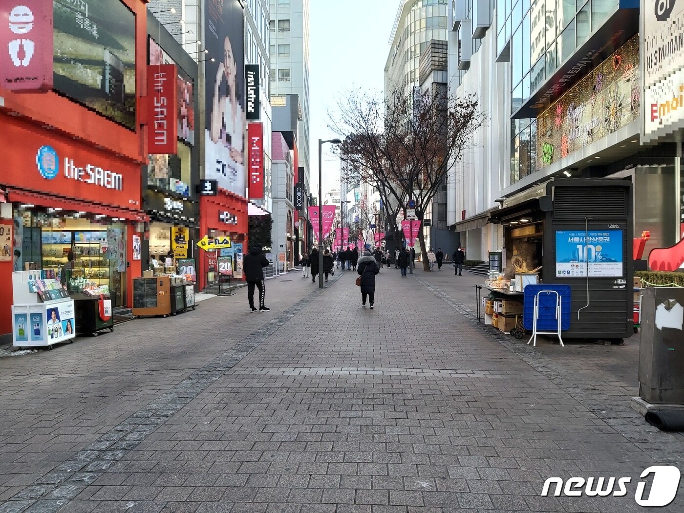 본문 이미지 - 8일 오후 찾은 명동 거리. 평소 주말과 다르게 한산한 모습을 보이고 있다.2020.02.08/뉴스1 ⓒ 뉴스1