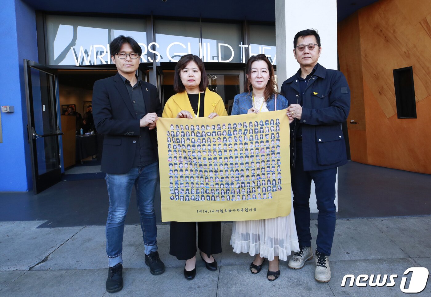 본문 이미지 - &#39;부재의 기억&#39; 이승준 감독&#40;왼쪽부터&#41;와 세월호 유족인 단원고등학교 김건우군 어머니 김미나씨, 강준영군 어머니 오현주씨, &#39;부재의 기억&#39; 감병석 프로듀서가 미국 로스앤젤레스에서 뉴스1과 만나 포즈를 취하고 있다. 뉴스1 ⓒ News1 권현진 기자
