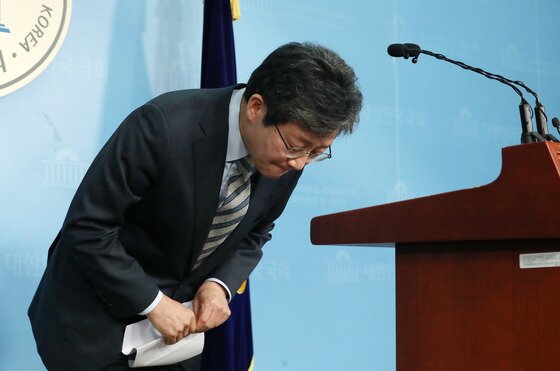 본문 이미지 - 유승민 새로운보수당 보수재건위원장이 지난 9일 총선 불출마 선언을 한 뒤 고개 숙여 인사하고 있다. ⓒ News1 박세연 기자