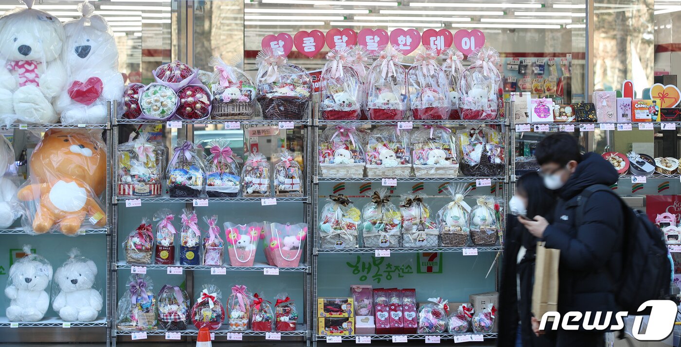 본문 이미지 - 밸런타인데이(2월 14일)를 앞둔 지난달 9일 대구 중구 동성로의 한 편의점에 전시된 다양한 종류의 선물용 초콜릿이 눈길을 끌고 있다./뉴스1 ⓒ News1 공정식 기자