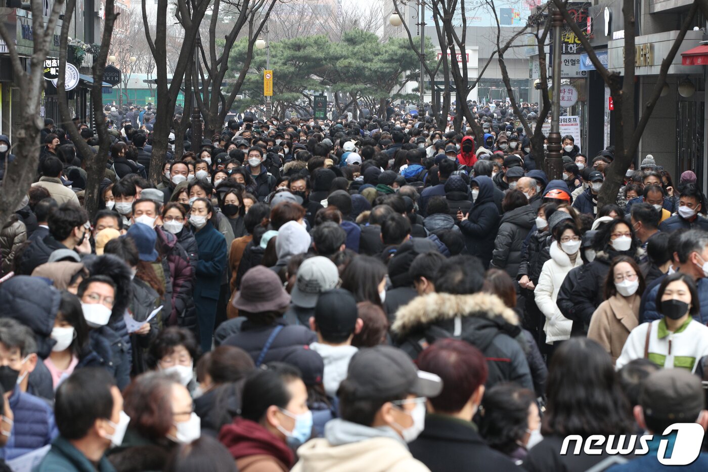 본문 이미지 - 신종 코로나바이러스 감염증(코로나19) 확진자가 3500명을 돌파한 3월 1일 서울 양천구 행복한백화점에서 열린 마스크 긴급 노마진 판매행사에서 시민들이 마스크를 구입하기 위해 줄을 서 있다. 2020.3.1/뉴스1 ⓒ News1 신웅수 기자