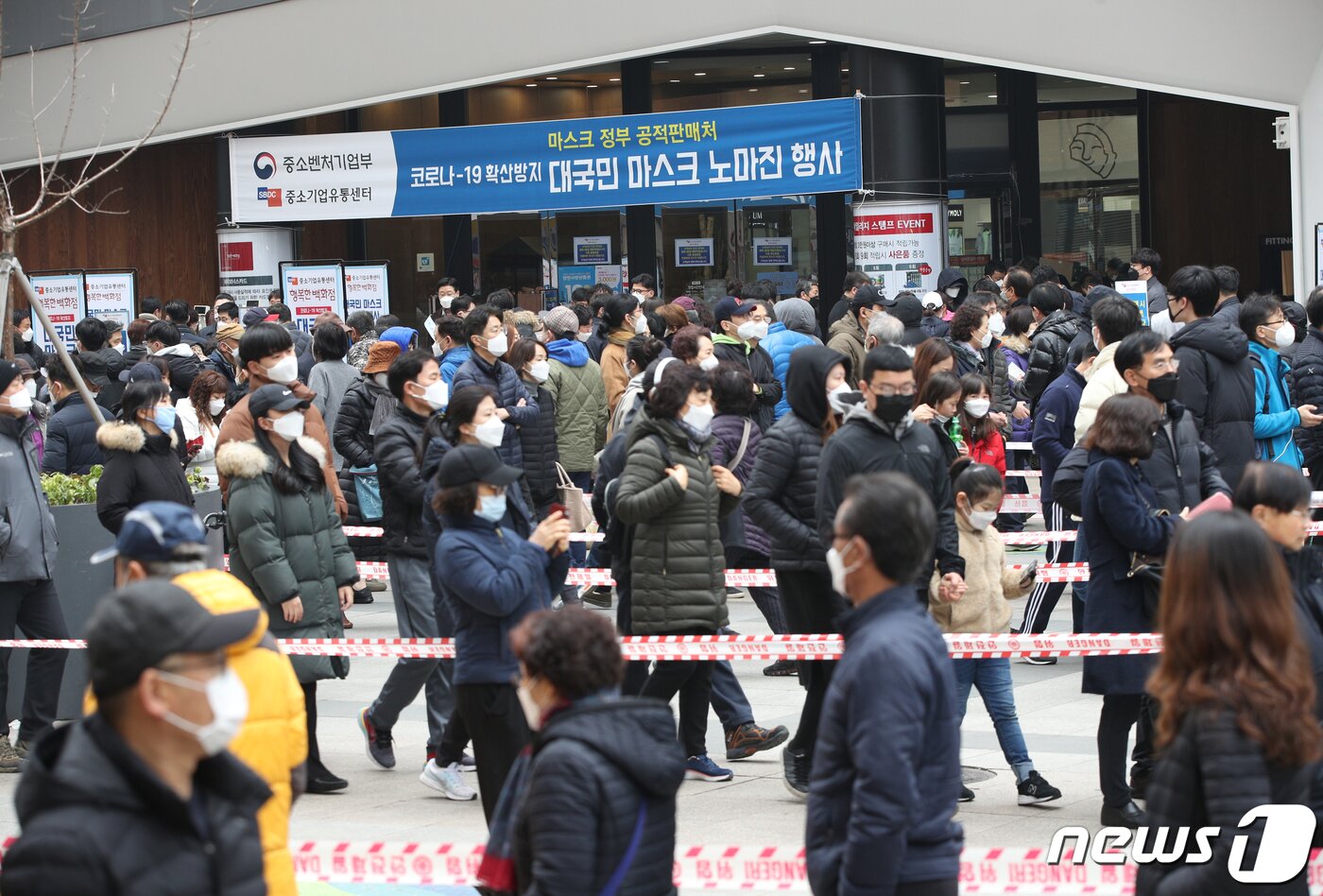 본문 이미지 - 지난 3월 1일 서울 양천구 행복한백화점에서 열린 마스크 긴급 노마진 판매행사에서 시민들이 마스크를 구입하기 위해 줄을 서 있다. 2020.3.1/뉴스1 ⓒ News1 신웅수 기자