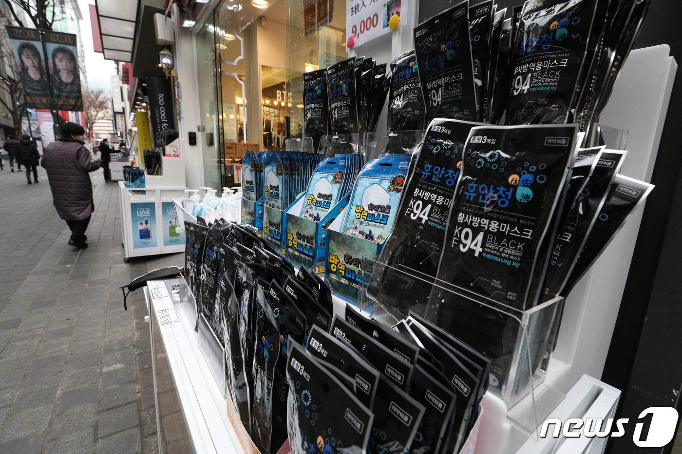 (서울=뉴스1) 성동훈 기자 = 신종 코로나바이러스 감염증(코로나19) 확진자가 급증하고 있는 1일 오후 서울 중구 명동 한 상점에서 KF-94 마스크가 판매되고 있다. 2020. …