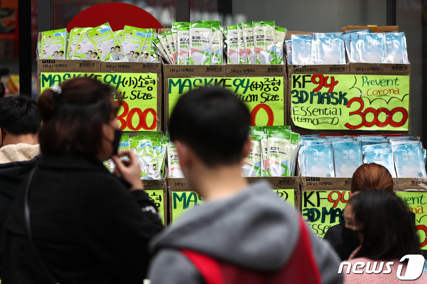 (서울=뉴스1) 성동훈 기자 = 신종 코로나바이러스 감염증(코로나19) 확진자가 급증하고 있는 1일 오후 서울 중구 명동 한 상점에서 KF-94 마스크가 판매되고 있다. 2020. …