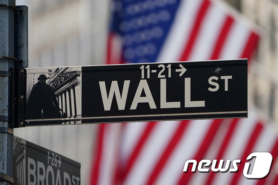 미국 맨해튼 월스트리트에 위치한 뉴욕증권거래소(NYSE). 인근 표지판 © 로이터=뉴스1 