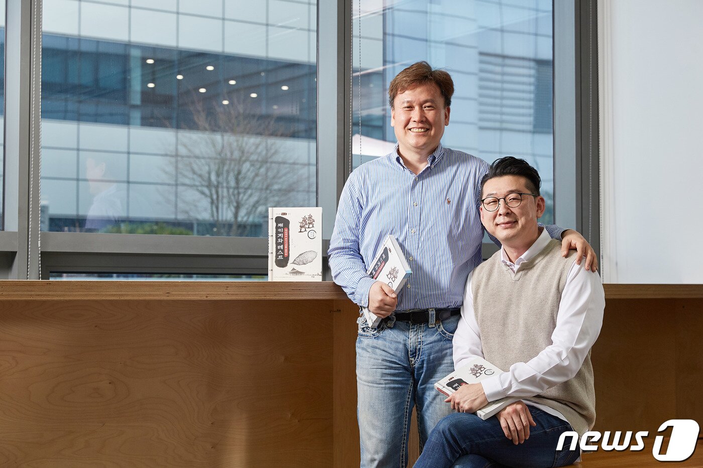 본문 이미지 - SK하이닉스가 10일 출간한 '패키지와 테스트'의 저자인 서민석 WLP공정관리팀장(왼쪽)과 기획자인 이상익 TL–SV Biz Model팀(SK하이닉스 제공) ⓒ 뉴스1