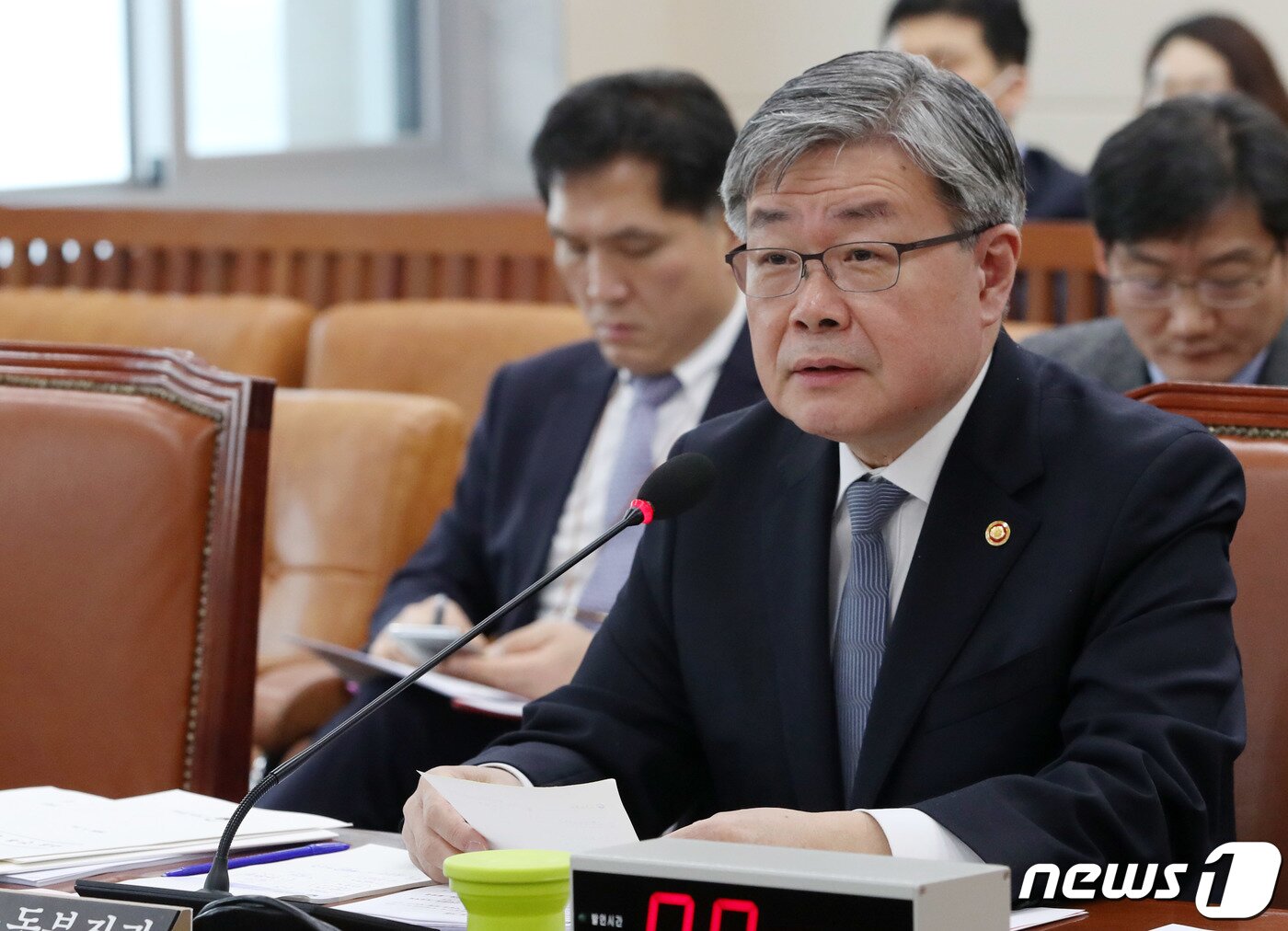 본문 이미지 - 이재갑 고용노동부 장관이 10일 오전 서울 여의도 국회에서 열린 환경노동위원회 전체회의에 참석해 의원 질의에 답하고 있다. 2020.3.10/뉴스1 ⓒ News1 박세연 기자