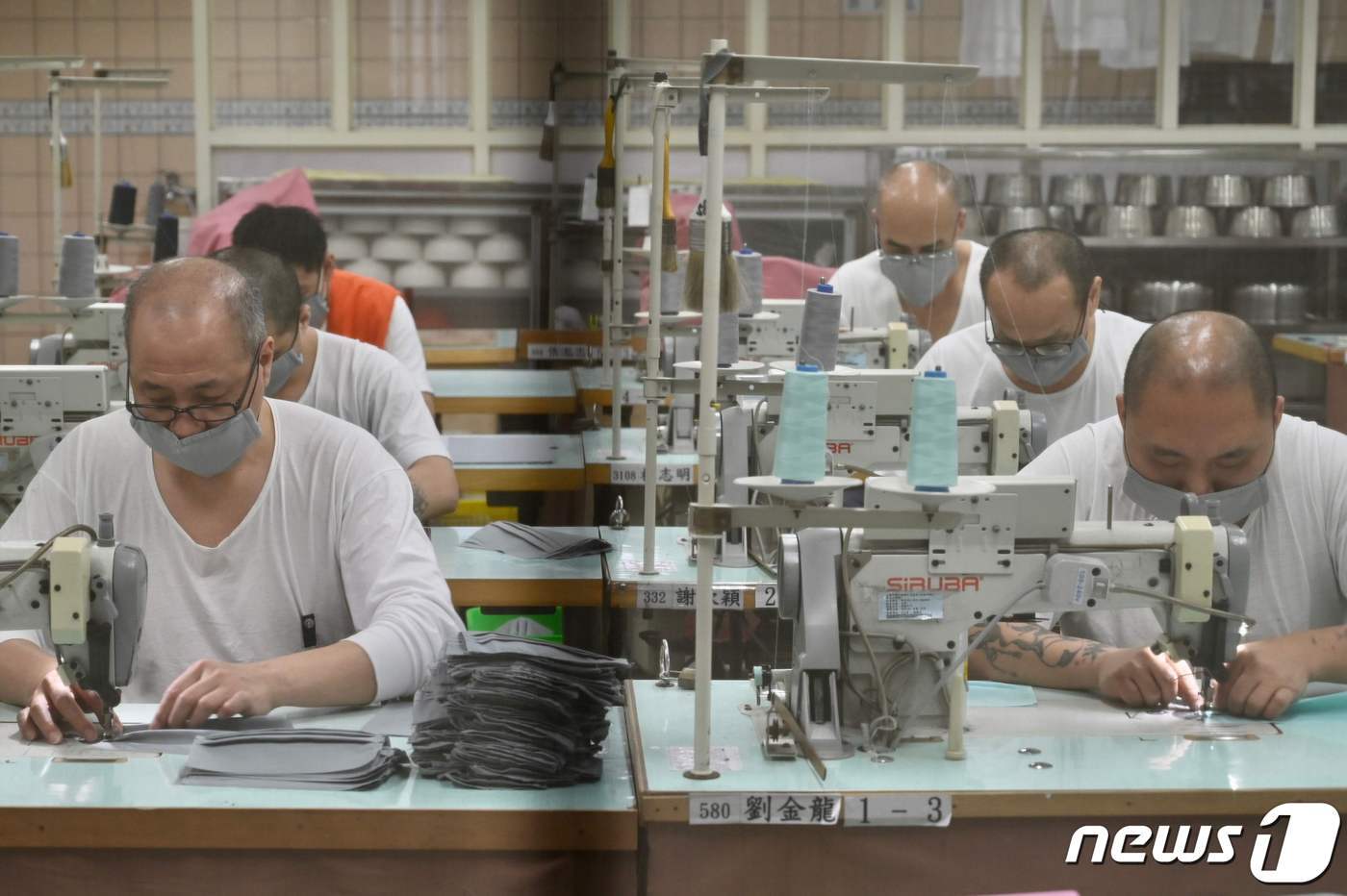 본문 이미지 - 마스크 제작 삼매경인 재소자들. ⓒ AFP=뉴스1
