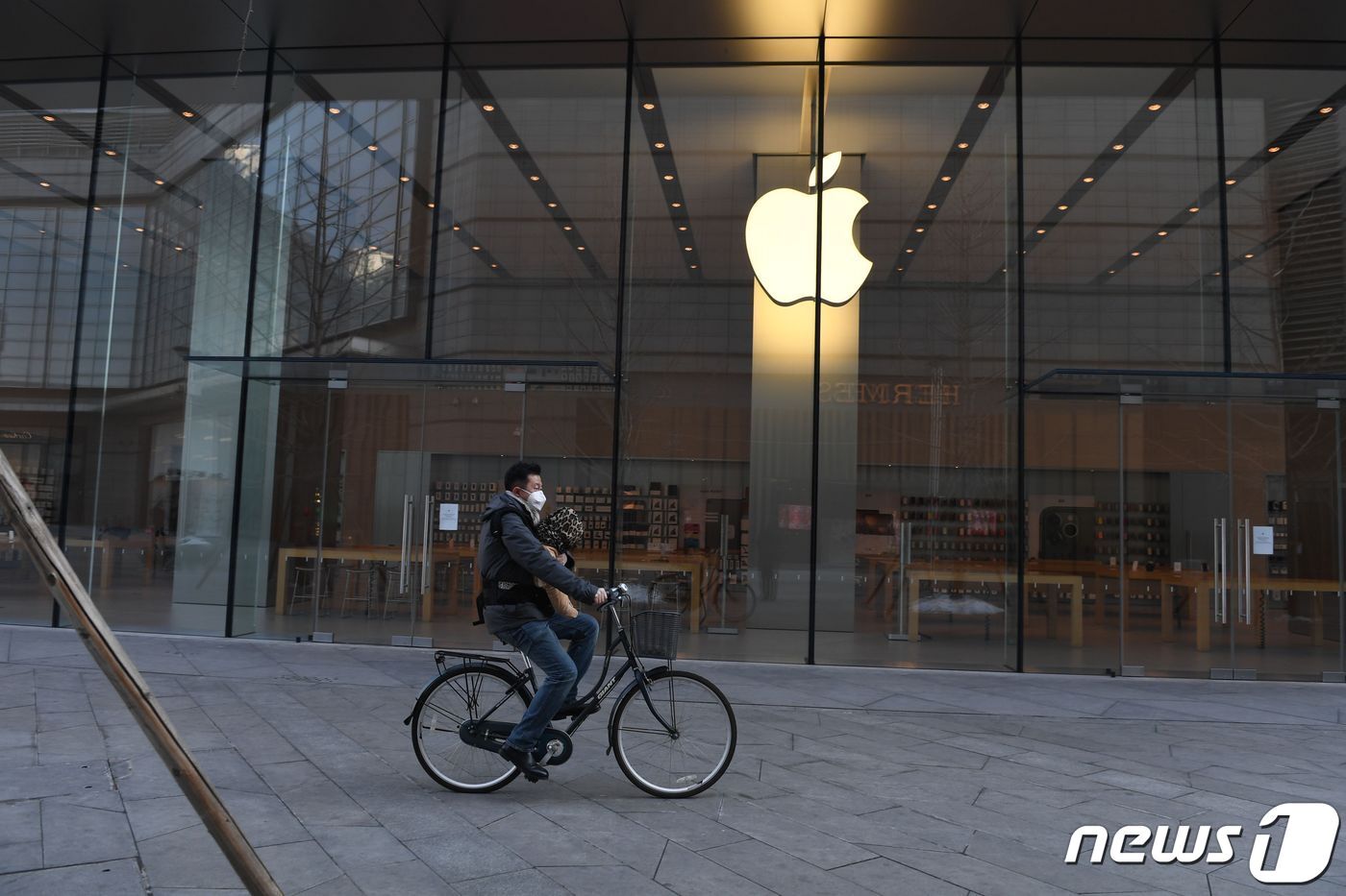본문 이미지 - 애플은 코로나19로 인해 중화권 이외의 모든 애플스토어 매장을 무기한 잠정 폐쇄한 상태다. (Photo by GREG BAKER / AFP)
