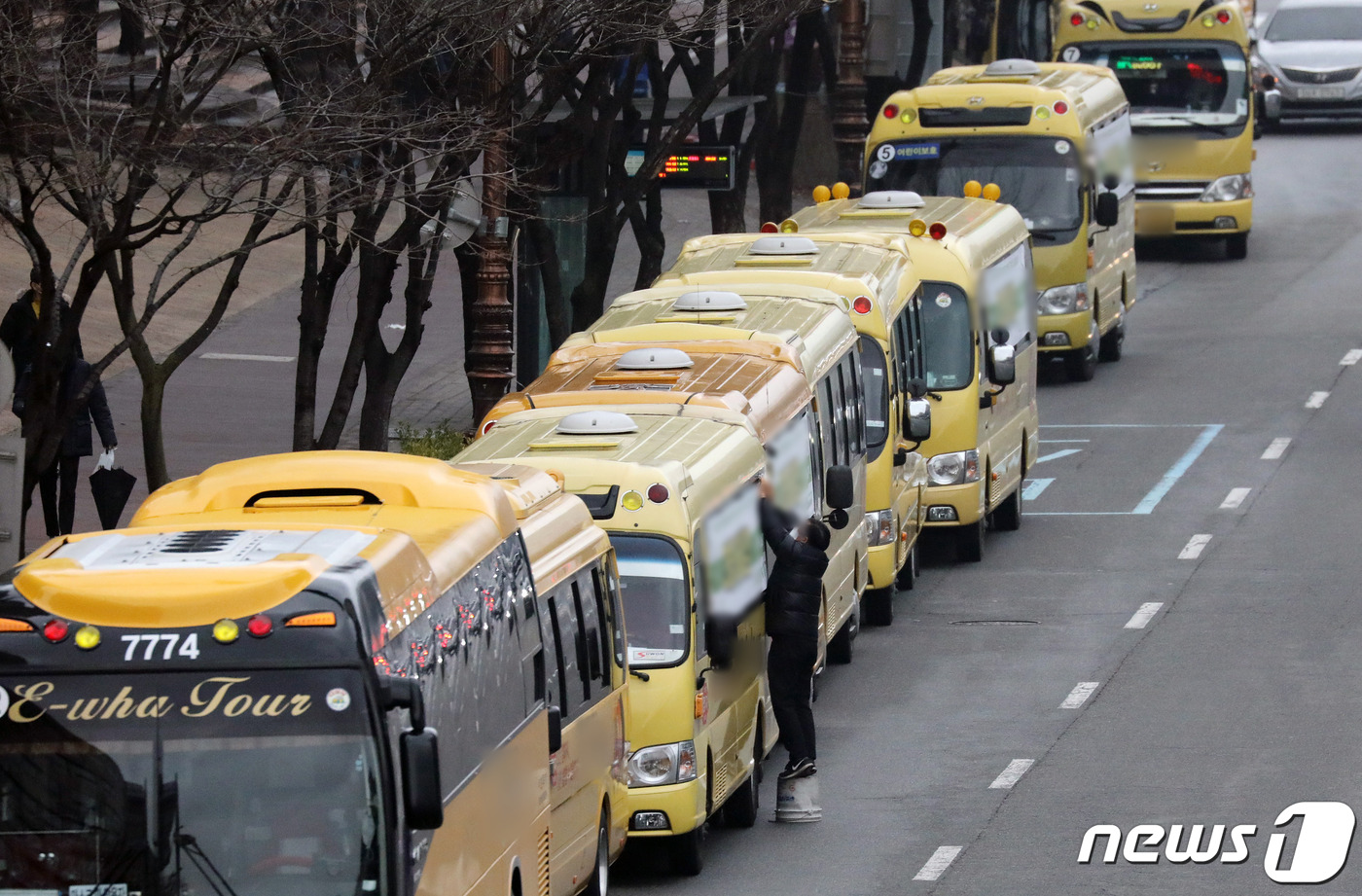 (수원=뉴스1) 조태형 기자 = 교육당국이 신종 코로나바이러스 감염증(코로나19) 확산 방지를  위해 학원들을 대상으로 휴원 권고를 내린 가운데 10일 오후 경기도 한 학원가 도로 …