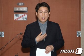 본문 이미지 - 권성동 미래통합당 의원이 지난 10일 서울 여의도 국회 정론관에서 컷오프(공천배제) 수용 불가 기자회견을 마치고 취재진의 질문에 답하고 있다. News1 DB 뉴스1