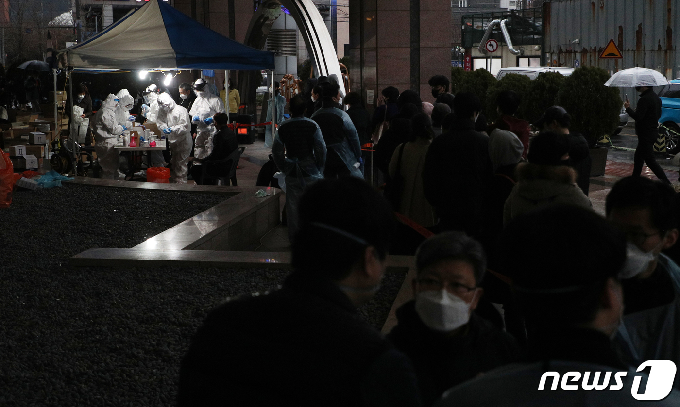 (서울=뉴스1) 황기선 기자 = 10일 오후 서울 구로구 코리아빌딩 앞에 마련된 선별진료소에서 의료진이 신종코로나 바이러스 감염증(코로나19) 검진을 하고 있다. 이날 서울시와 각 …