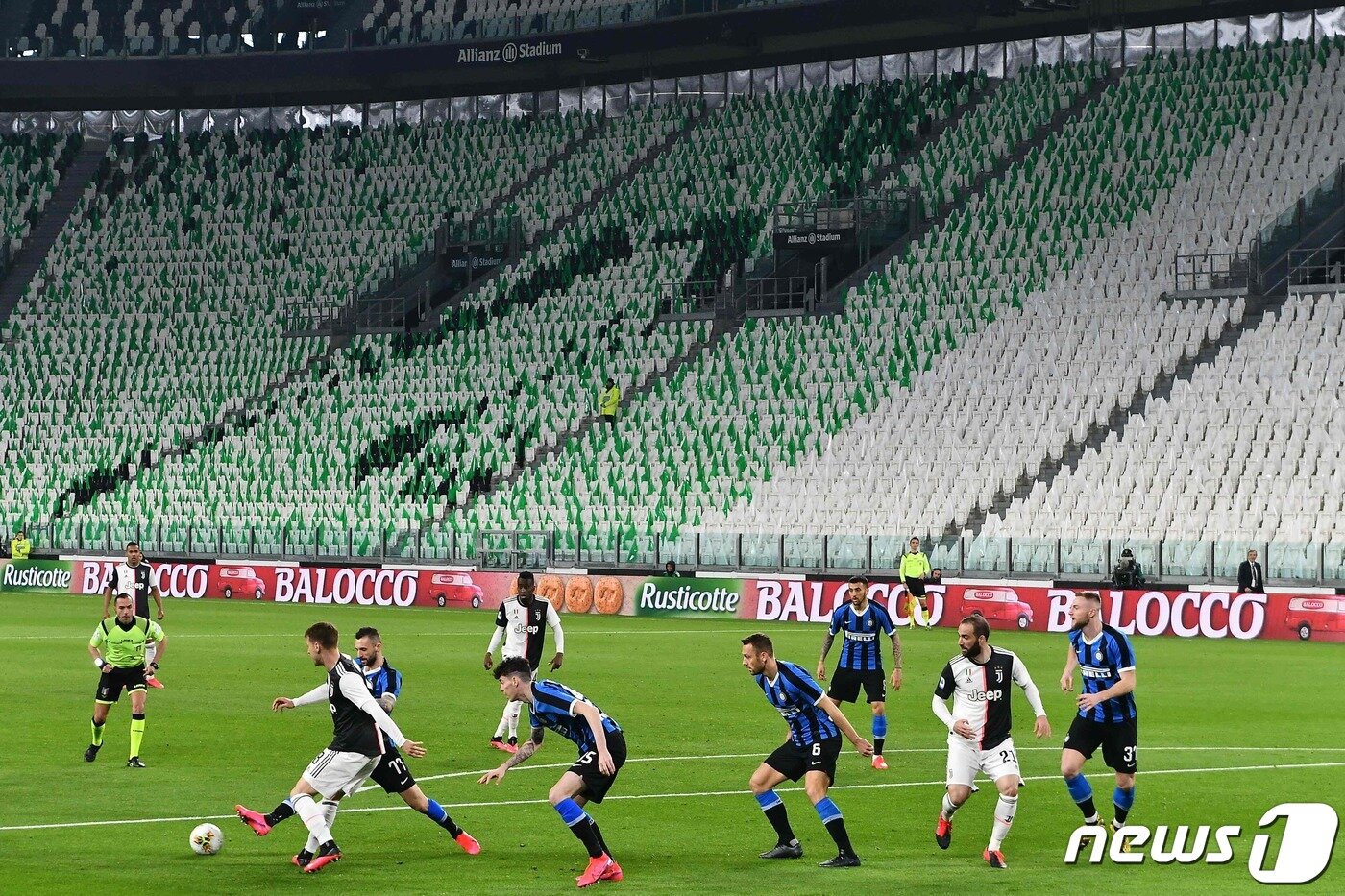 본문 이미지 - 무관중 경기로 치러지던 세리에A는 4월3일까지 리그 중단을 선언했다. 스페인 라리가도 최소 2주 무관중 경기를 선언했다. ⓒ AFP=뉴스1