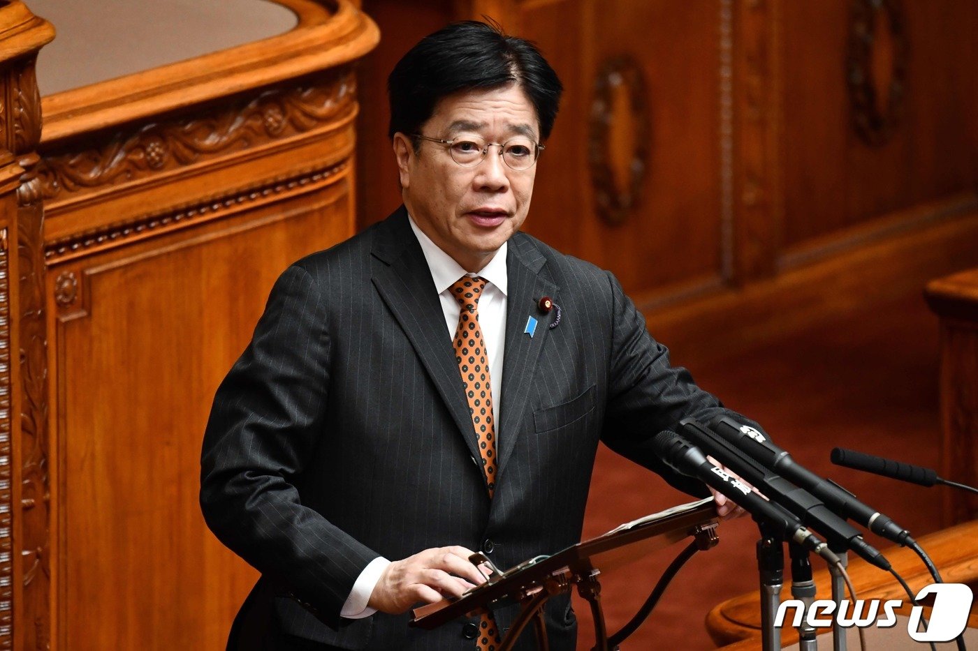 본문 이미지 - 가토 가쓰노부 일본 후생노동상이 11일(현지시간) 도쿄 참의원 회의에 참석해 코로나19 관련 답변을 하고 있다. 2020.03.11 ⓒ AFP=뉴스1 ⓒ News1 우동명 기자