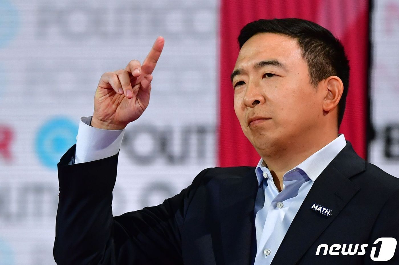본문 이미지 - 앤드류 양이 후보를 사퇴하며 "조 바이든이 민주당 후보가 될 것이며 나는 그를 지지한다"고 말하고 있다. ⓒ AFP=뉴스1 ⓒ News1 우동명 기자