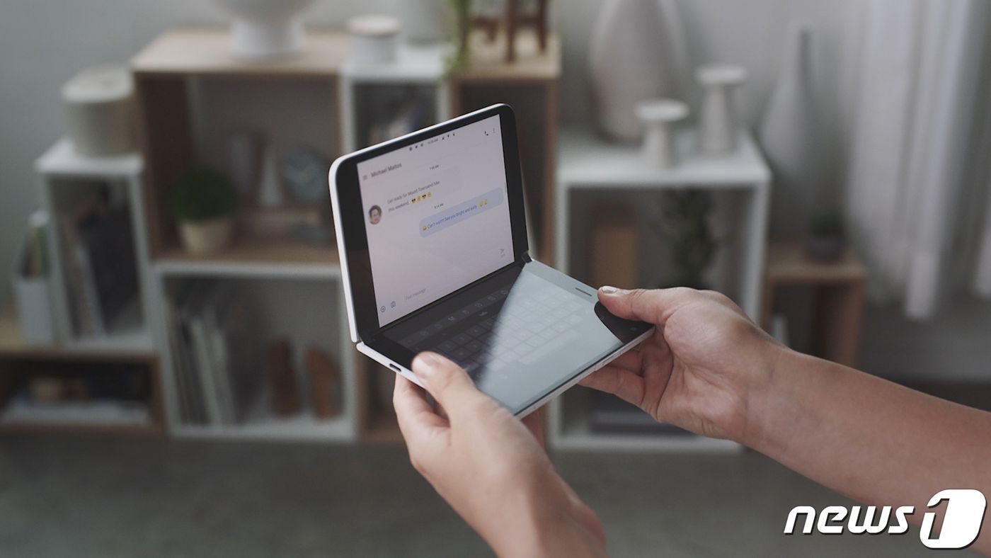 본문 이미지 - 마이크로소프트&#40;MS&#41;가 공개한 폴더블 스마트폰 &#39;서피스 듀오&#39; ⓒ AFP=뉴스1