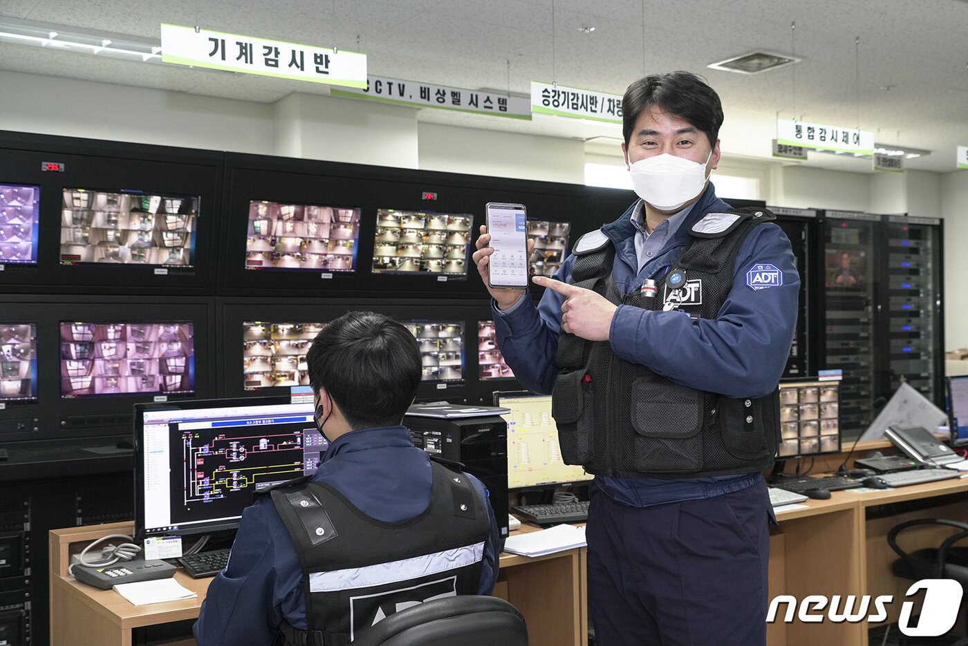 본문 이미지 - SK텔레콤이 ADT캡스의 스마트홈 기능과 보안 서비스를 결합한 ‘캡스 스마트빌리지’를 출시한 모습(SK텔레콤 제공) 2020.3.12/뉴스1