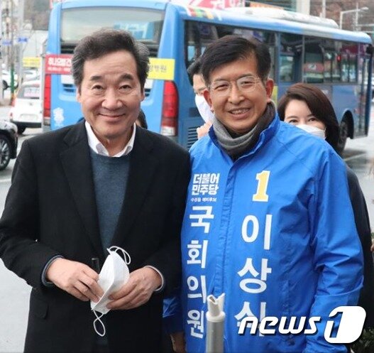 본문 이미지 - 이낙연 전 국무총리와 나란히 서 있는 이상식 민주당 수성을 후보. 페이스북 캡처 ⓒ 뉴스1