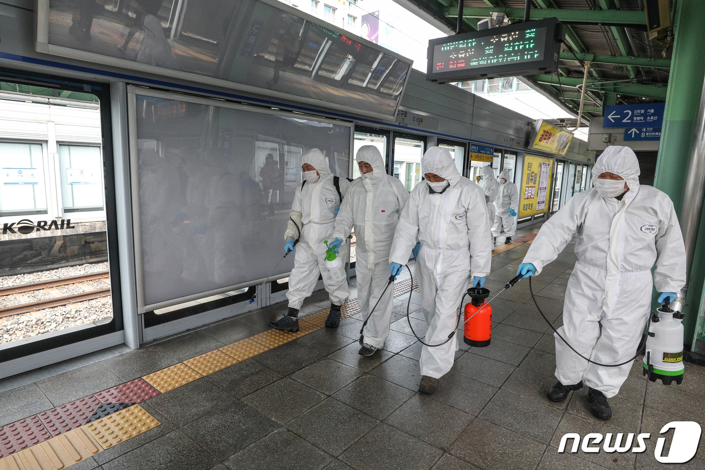 (서울=뉴스1) 성동훈 기자 = 21일 서울 구로구 소재 코리아빌딩 관련 신종 코로나바이러스 감염증(코로나19) 확진자 동선으로 확인된 서울 지하철 1호선 구로역에서 구로역 자체 …