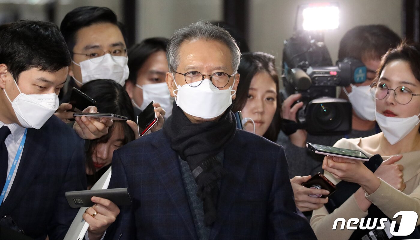 본문 이미지 - 김형오 미래통합당 공천관리위원장이 12일 서울 여의도 국회에서 열린 회의에 참석하며 취재진의 질문에 답변하고 있다. 2020.3.12/뉴스1 ⓒ News1 김명섭 기자
