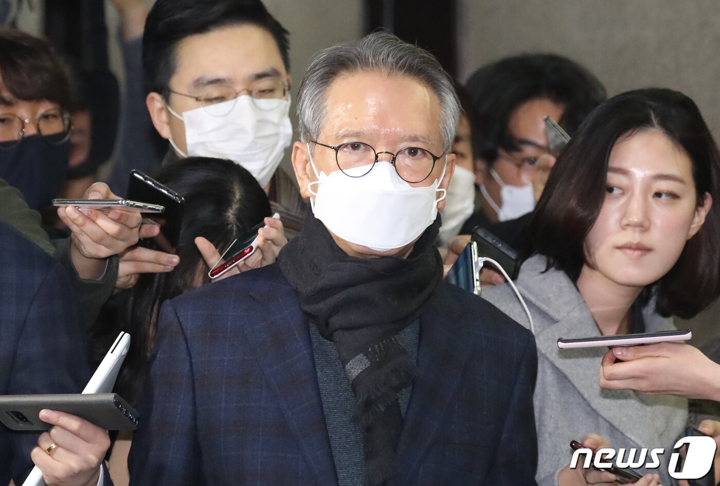 본문 이미지 - 김형오 미래통합당 공천관리위원장이 12일 서울 여의도 국회에서 열린 회의에 참석하며 취재진의 질문에 답변하고 있다. 2020.3.12/뉴스1 ⓒ News1 김명섭 기자