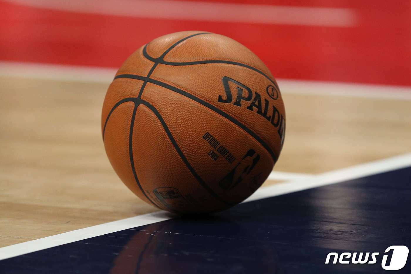 본문 이미지 - NBA 사무국은 유타 재즈 고베르 선수가 신종 코로나바이러스에 대한 양성반응 판정 후 이날 예정된 경기 이후 추가 공지가 있을 때까지 리그 일정을 중단한다"고 11일 밝혔다. ⓒ AFP=뉴스1 ⓒ News1 이동원 기자