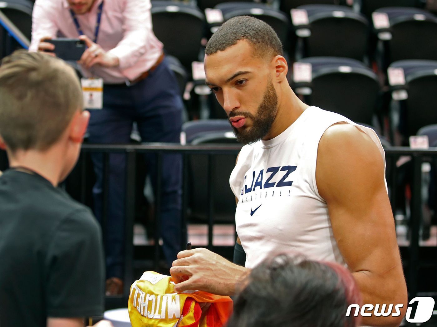 본문 이미지 - NBA 사무국은 유타 재즈 고베르 선수가 신종 코로나바이러스에 대한 양성반응 판정 후 이날 예정된 경기 이후 추가 공지가 있을 때까지 리그 일정을 중단한다"고 11일 밝혔다. ⓒ AFP=뉴스1 ⓒ News1 이동원 기자