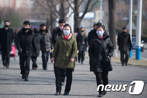 북한 평양시민들이 지난달 26일 마스크를 착용한 채 광복거리를 걷고 있다. © AFP=뉴스1