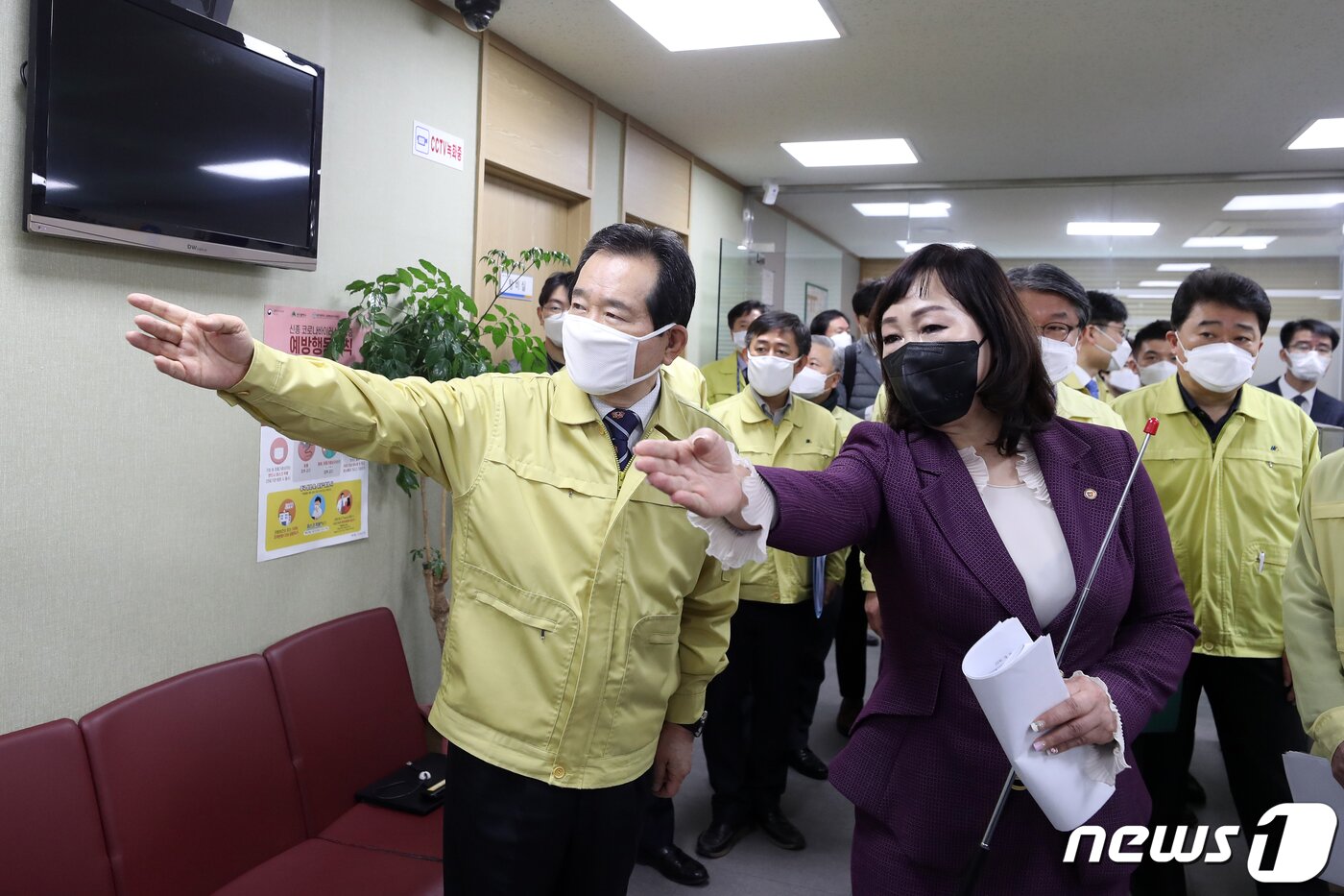 본문 이미지 - 정세균 국무총리가 13일 오전 대구시 중구 대구남부 소상공인지원센터를 찾아 관계자로부터 설명을 듣고 있다. 2020.3.13/뉴스1 ⓒ News1 이승배 기자