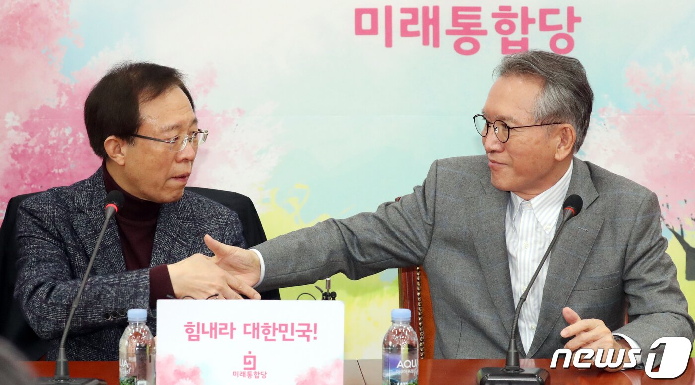 본문 이미지 - 김형오 미래통합당 공천관리위원장이 13일 서울 여의도 국회에서 사퇴 기자회견을 마치고 권한대행인 이석연 부위원장과 악수를 하고 있다. 2020.3.13/뉴스1 ⓒ News1 김명섭 기자