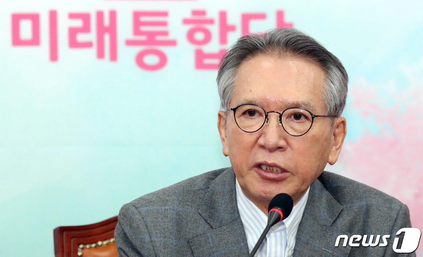 본문 이미지 - 김형오 미래통합당 공천관리위원장이 지난달 13일 서울 여의도 국회에서 사퇴 기자회견을 하고 있다. 이석현 부위원장이 권한대행을 맡는다. 2020.3.13/뉴스1 ⓒ News1 김명섭 기자