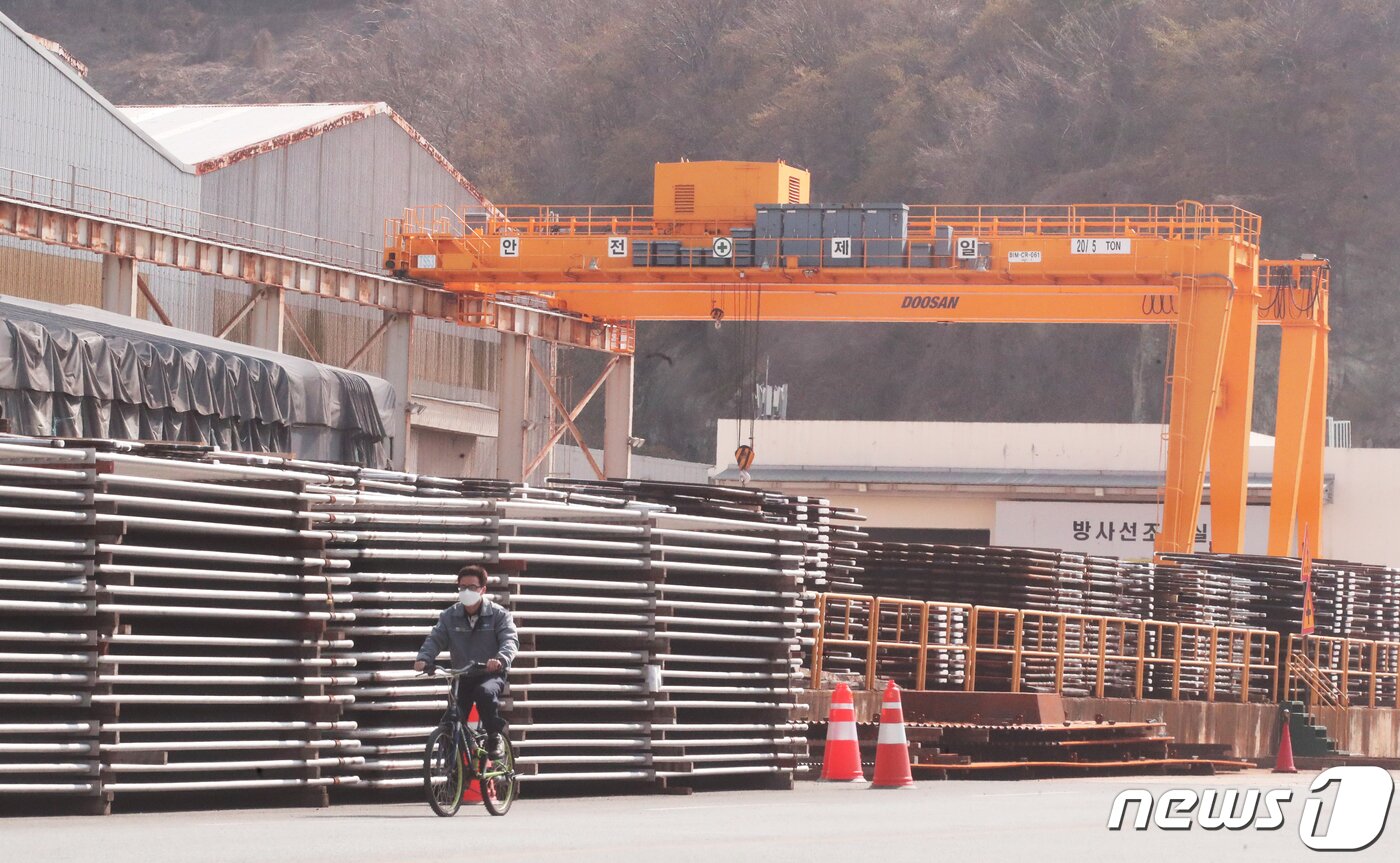 본문 이미지 - 창원 성산구 두산중공업 본사에서 직원들이 근무를 하고 있다.  2020.3.13/뉴스1 ⓒ News1 여주연 기자