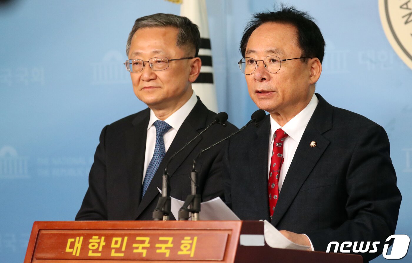 본문 이미지 - 이주영·김재경 미래통합당 의원이 13일 서울 여의도 국회 정론관에서 경남 공천 재심사 촉구 기자회견을 하고 있다. 2020.3.13/뉴스1 ⓒ News1 김명섭 기자
