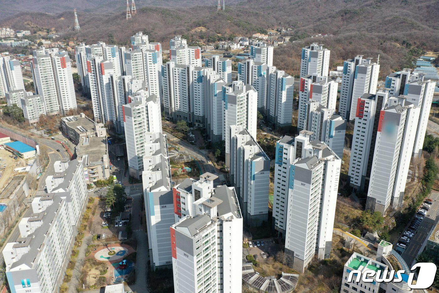 본문 이미지 - 타워형과 판상형이 혼합된 아파트 단지. 사진은 경기도 과천 지역의 아파트 단지들. ⓒ News1 조태형 기자