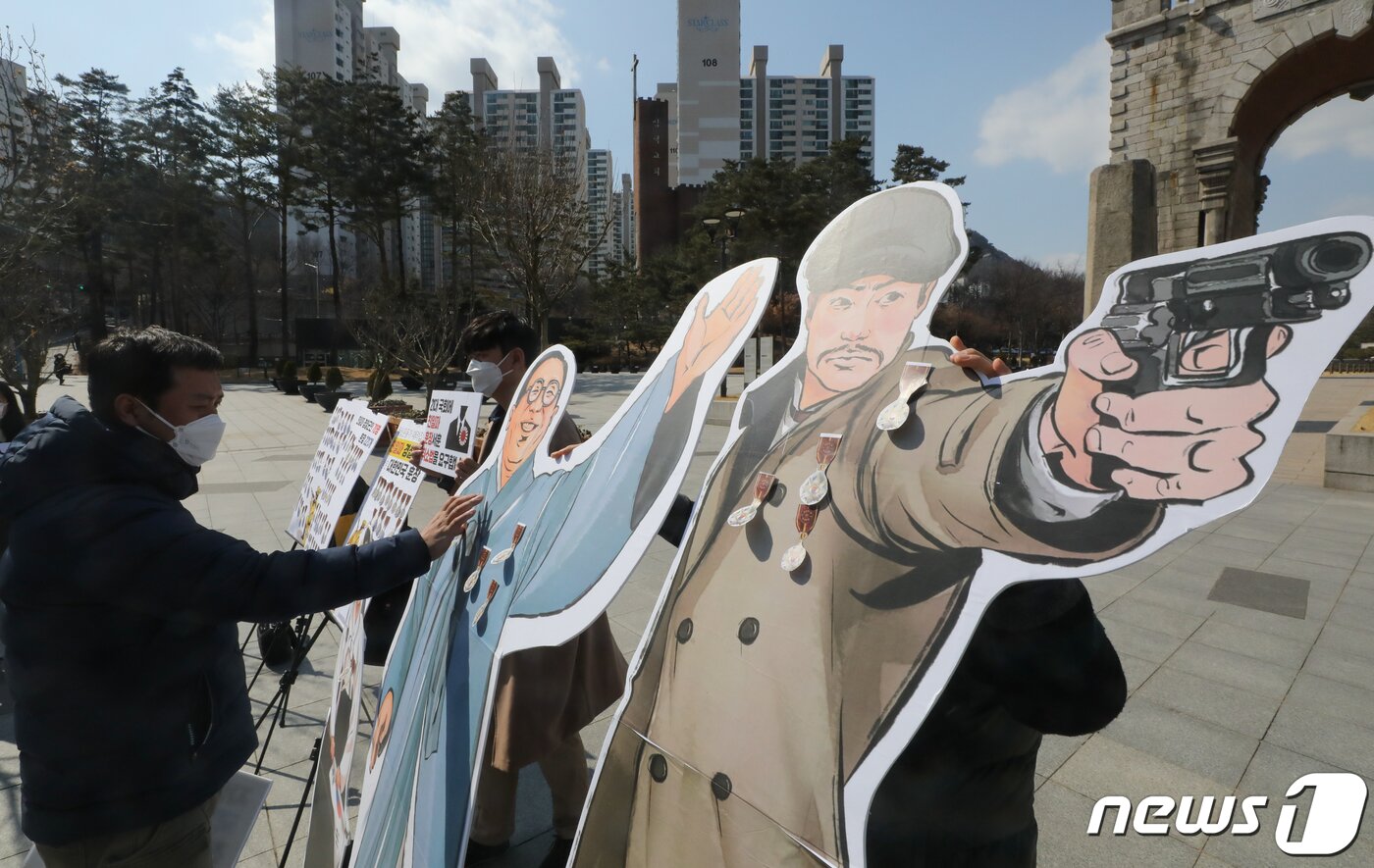 본문 이미지 - 아베규탄시민행동과 시민들이 14일 서울 서대문구 독립문 앞에서 친일파들의 훈장을 직접 뺏어서 독립운동가들에게 달아주는 퍼포먼스를 하고 있다..(사진은 기사 내용과 무관함) 2020.3.14/뉴스1 ⓒ News1 허경 기자 