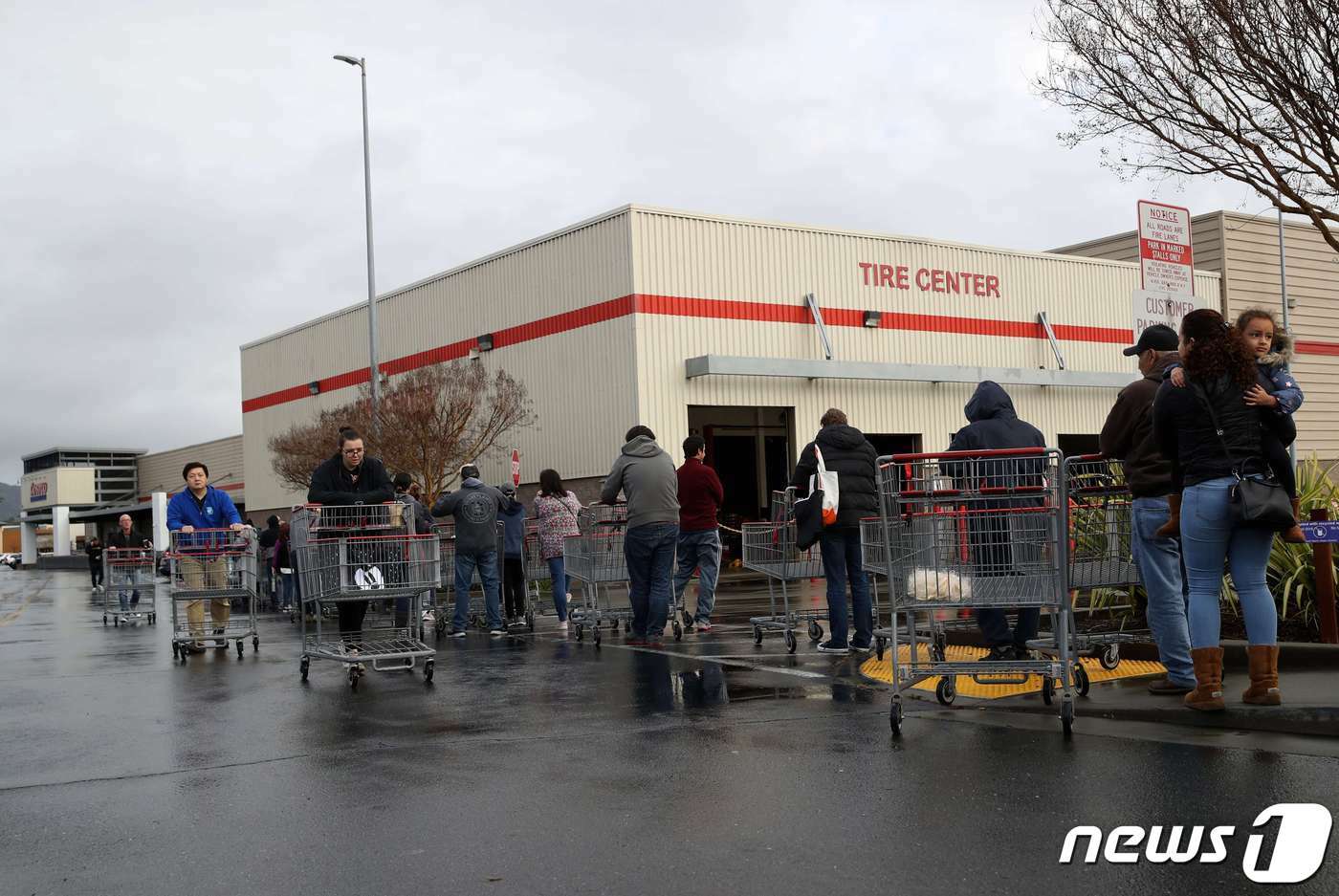 본문 이미지 - 캘리포니아 노바타시의 한 코스트코 매장에 들어가기 위해 장사진을 치고 있는 미국인들 ⓒ AFP=뉴스1