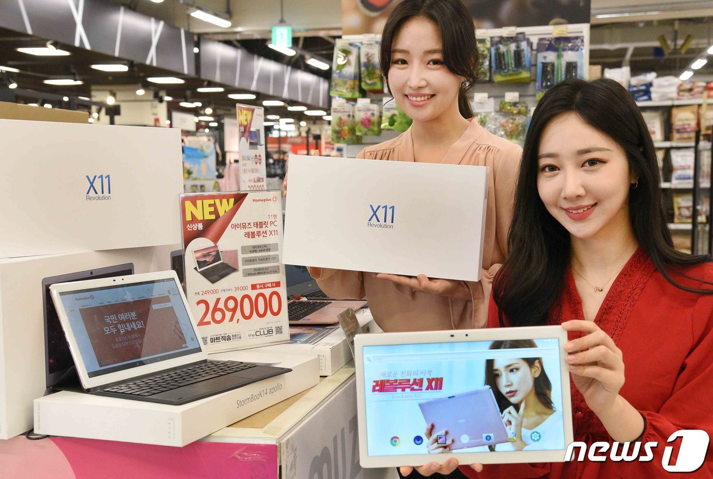 (서울=뉴스1) = 16일 서울 등촌동 홈플러스 강서점에서 모델들이 ‘아이뮤즈 레볼루션 X11’ 태블릿PC를 선보이고 있다.홈플러스는 교육 콘텐츠를 비롯해 동영상 시청, 문서 작업 …