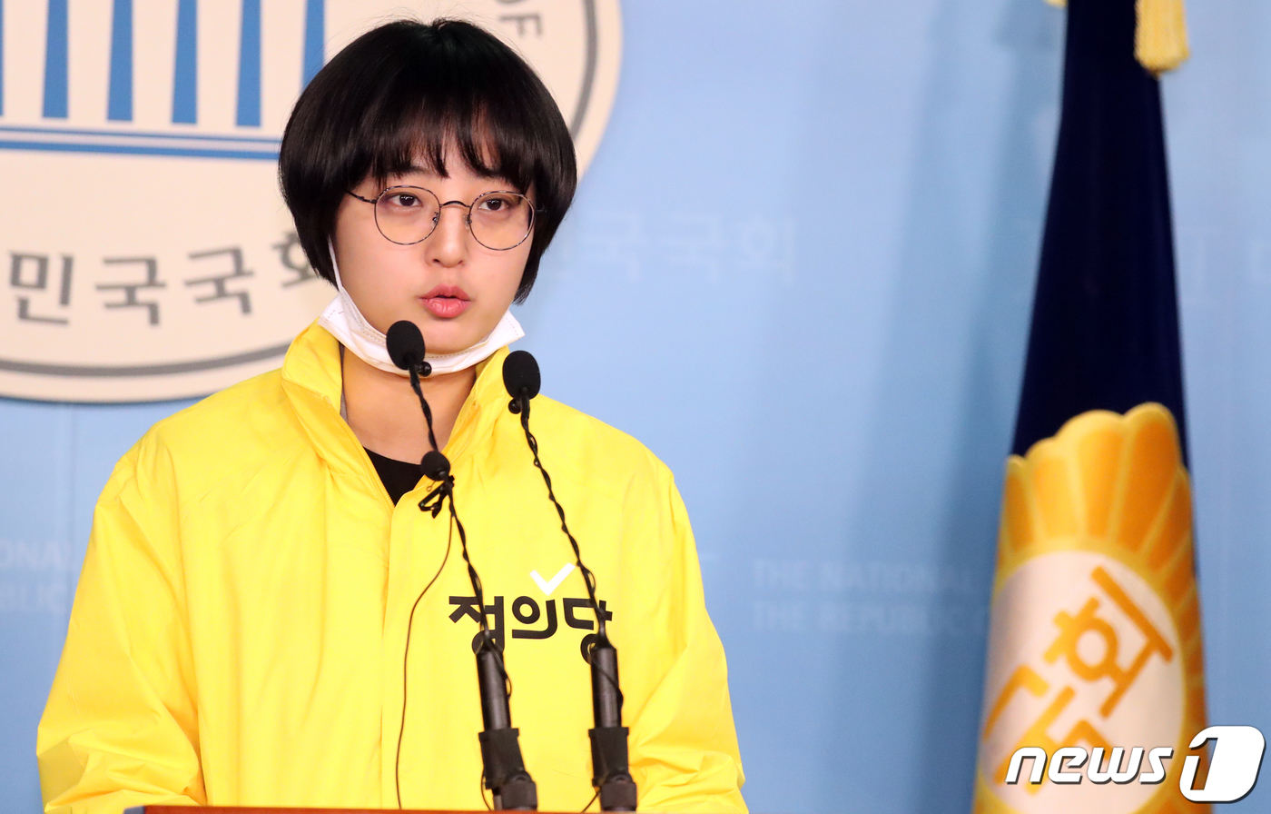 (서울=뉴스1) 김명섭 기자 = 류효정 정의당 비례대표 1번 후보자가 16일 서울 여의도 국회 정론관에서  대리게임 논란 관련 기자회견을 하고 있다. 2020.3.16/뉴스1