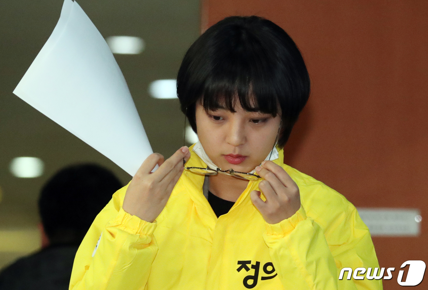 (서울=뉴스1) 김명섭 기자 = 류효정 정의당 비례대표 1번 후보자가 16일 서울 여의도 국회 정론관에서  대리게임 논란 관련 기자회견을 하기 위해 입장하고 있다. 2020.3.1 …