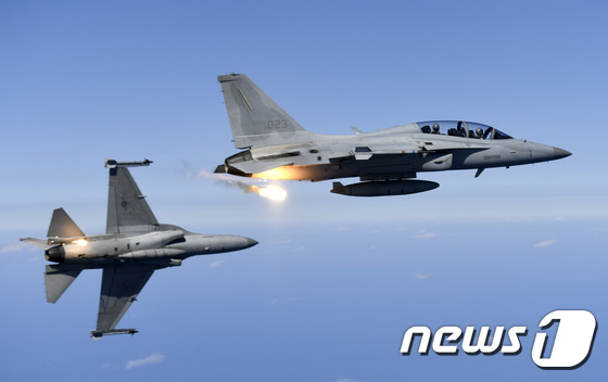 공군 FA-50 전투기 편대가 16일 동해 상공에서 공중 초계임무 중 플레어 투하 훈련을 하고 있다. (공군 제공) 2020.3.16/뉴스1