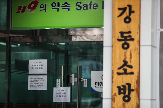 서울 복조리시장 차량 돌진, 12명 부상…60대男 '급발진' 주장