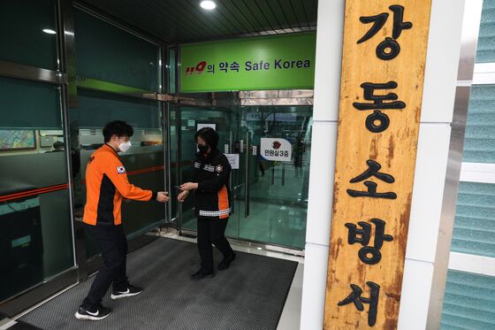 강동구 복조리시장서 승용차 돌진 '급발진 주장'…12명 부상(종합)