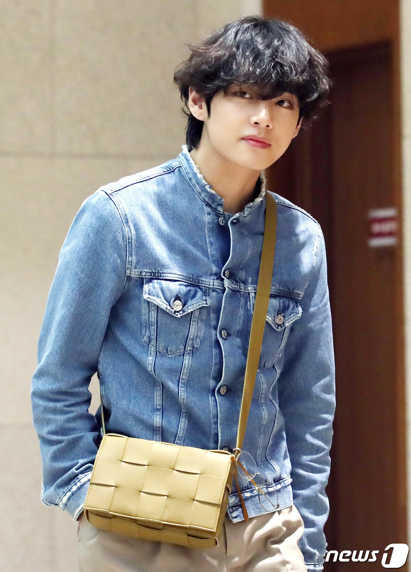 본문 이미지 - '멍뭉미 넘치는푸들헤어' 방탄소년단(BTS) 뷔가 15일 일본 일정을 마치고 김포비즈니스항공센터를 통해 입국하고 있다. 2019.12.15/뉴스1 ⓒ News1 권현진 기자