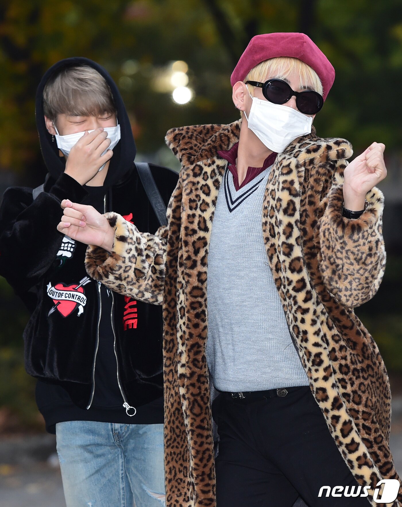 본문 이미지 - '난 섹시 큐티 러블리' 방탄소년단(BTS) 뷔가 4일 오전 서울 여의도 KBS 신관 공개홀에서 열린 KBS2 '뮤직뱅크'(뮤뱅) 리허설을 하기 위해 들어서며 막춤을 선보이고 있다. 옆에 있는 지민(왼쪽)은 이런 뷔의 댄스를 보며 웃음보를 터트리고 있다.  2016.11.4ⓒ News1 권현진 기자