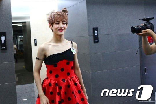 본문 이미지 - 여장을 한 방탄소년단 뷔의 사진은 보너스(방탄소년단 트위터)ⓒ News1 권현진 기자