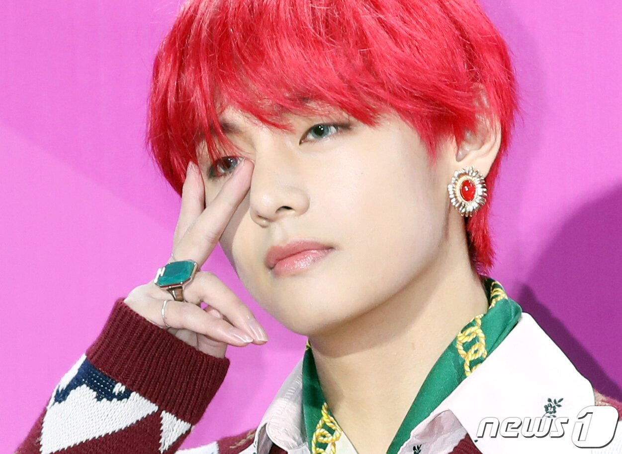 본문 이미지 - '내가 바로 '세계 1위 미남' 방탄소년단(BTS) 뷔가 1일 오후 서울 고척돔에서 열린 ‘2018 멜론뮤직어워드’ 레드카펫 행사에 참석해 포즈를 취하고 있다. 2018.12.1./뉴스1 ⓒ News1 권현진 기자