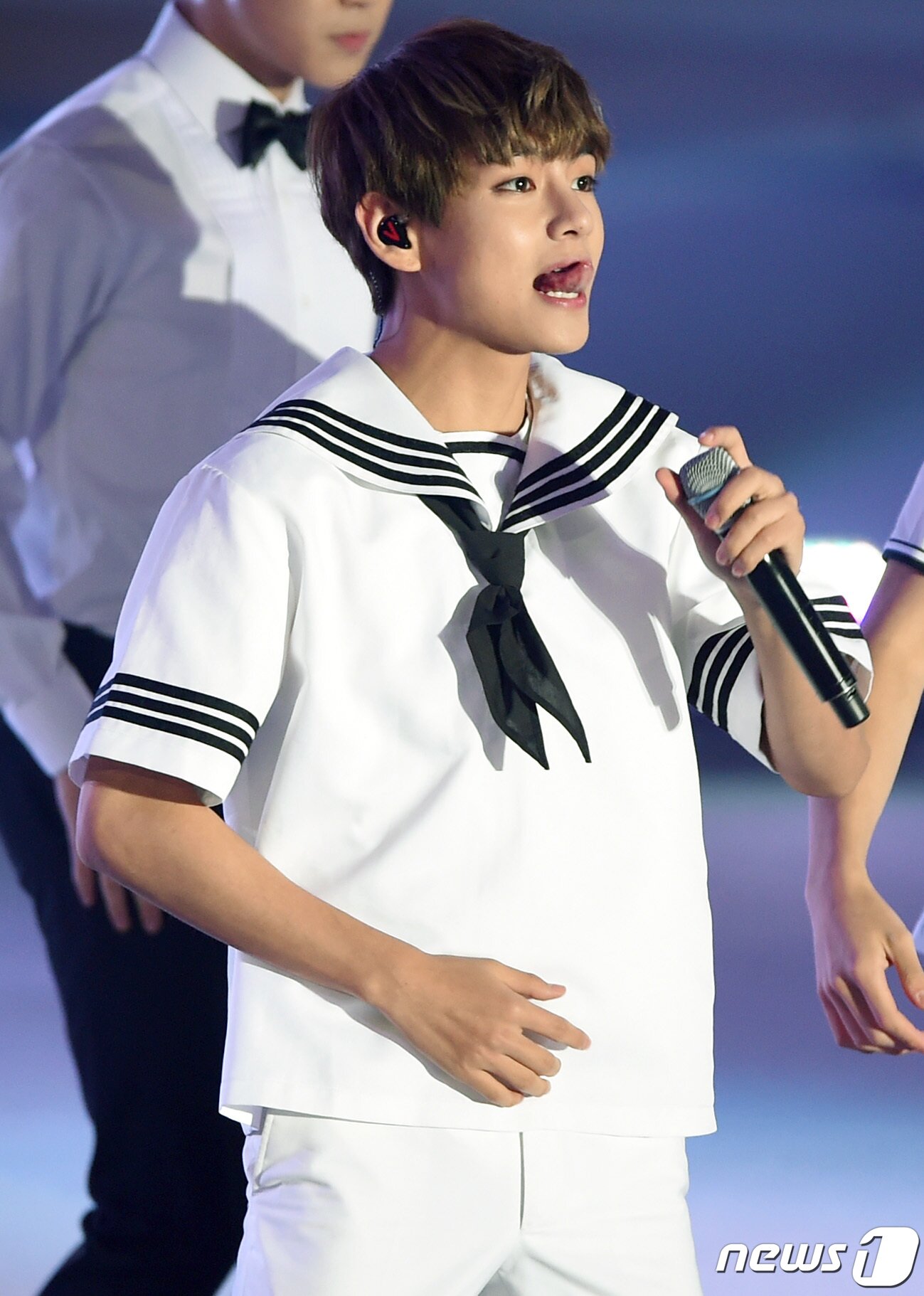 본문 이미지 - '소녀팬심 난리나게 하는 마린보이' 방탄소년단 뷔가 3일 오후 경기도 고양어울림누리 아이스링크에서 열린 KBS 국민대합창 '나는 대한민국' 연아의 깜짝 이벤트에 출연해 축하공연을 펼치고 있다. 2015.7.3 ⓒ News1 권현진 기자