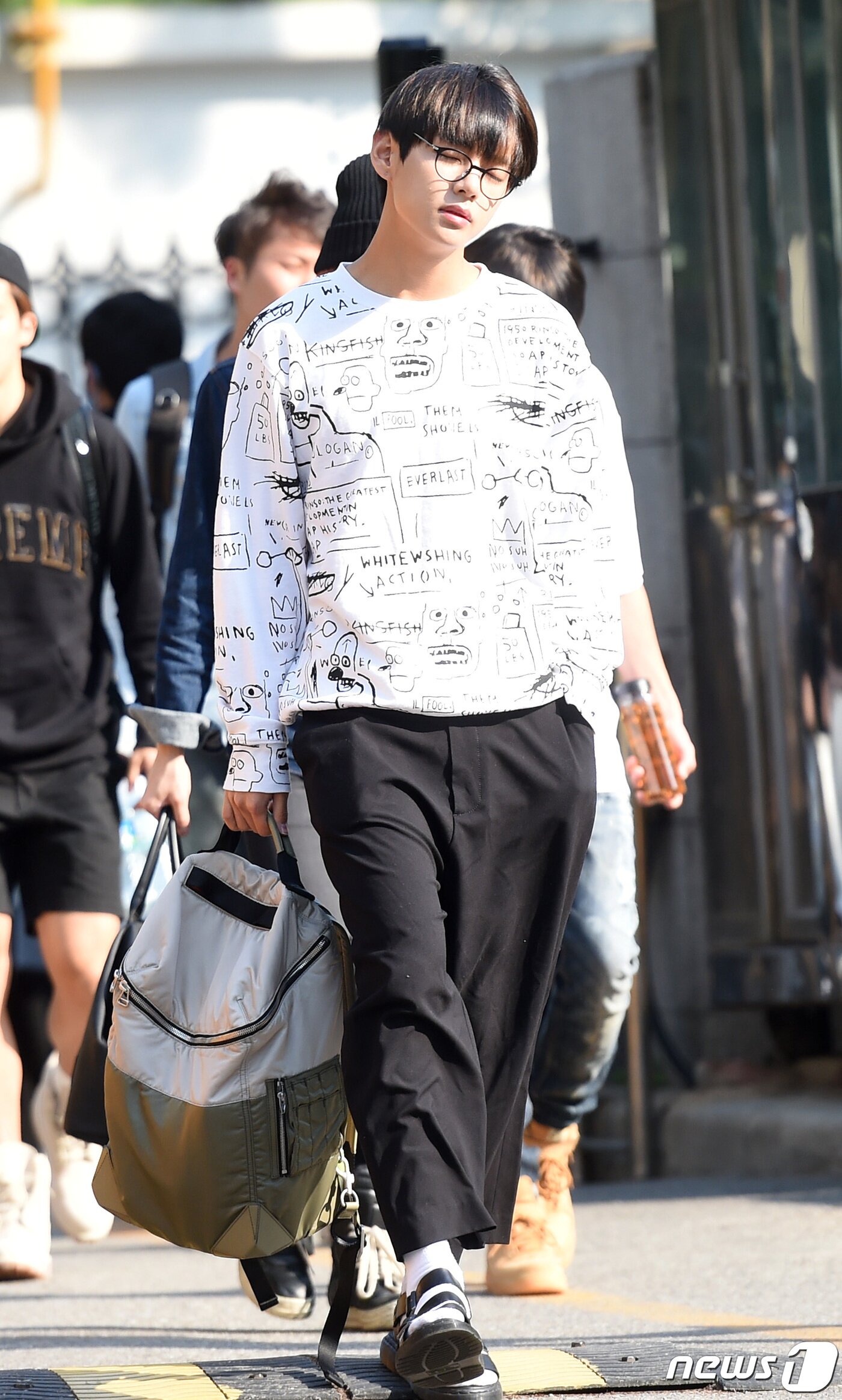 본문 이미지 - '바쁜 스케줄에 너무 졸려요.' 방탄소년단 뷔가 22일 오전 서울 여의도 KBS 신관 공개홀에서 열린 KBS 2TV '뮤직뱅크'(이하 뮤뱅) 리허설을을 하기 위해 방송국으로 들어서고 있다.  2015.5.22ⓒ News1 권현진 기자