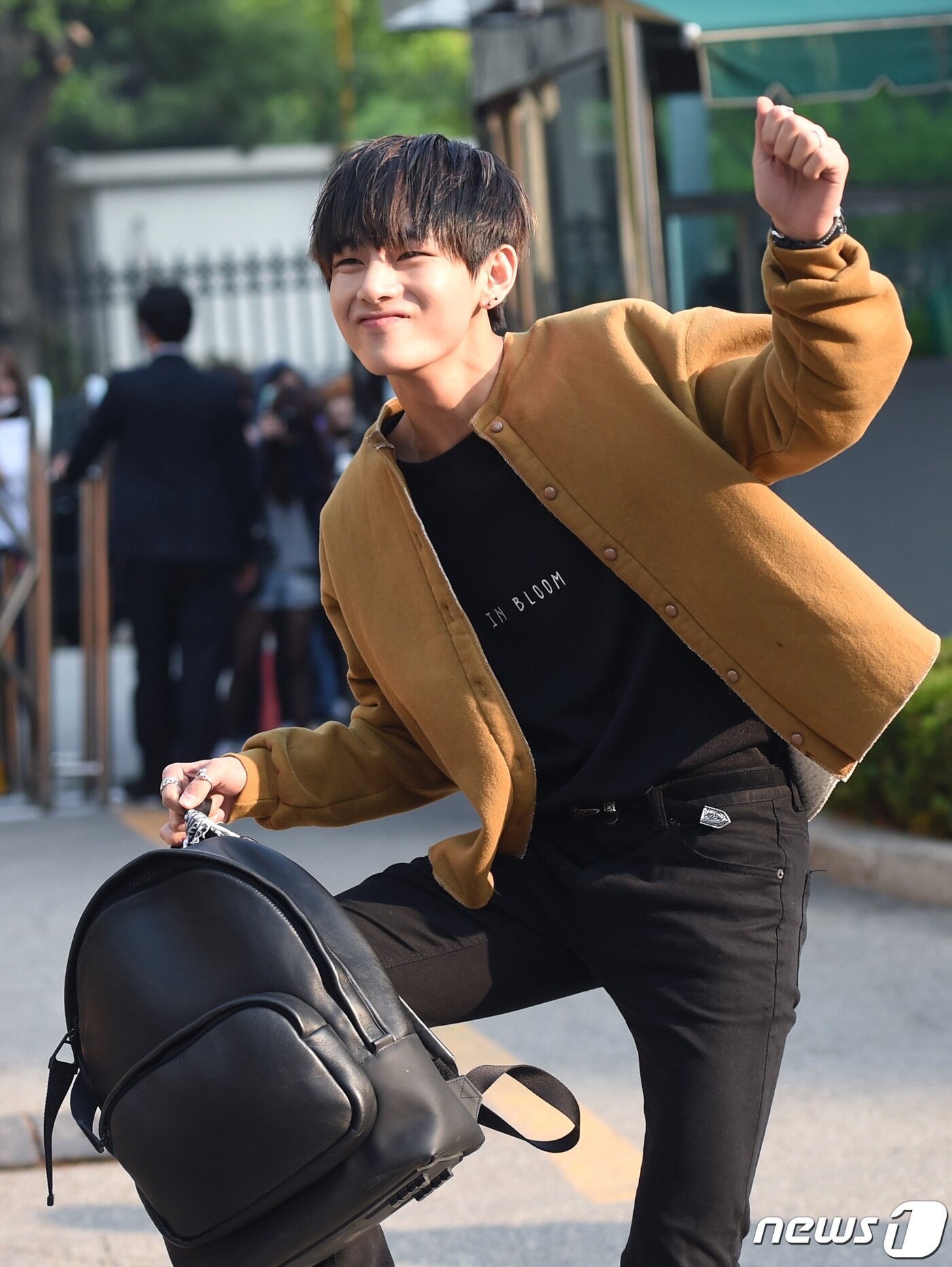 본문 이미지 - '깨방정 댄스' 방탄소년단 뷔가 1일 오전 서울 여의도 KBS 신관 공개홀에서 열린 KBS 2TV '뮤직뱅크'(이하 뮤뱅) 리허설에 참석하기 위해 방송국으로 들어서며 깨방정 댄스를 선보이고 있다.  2015.5.15 ⓒ News1 권현진 기자